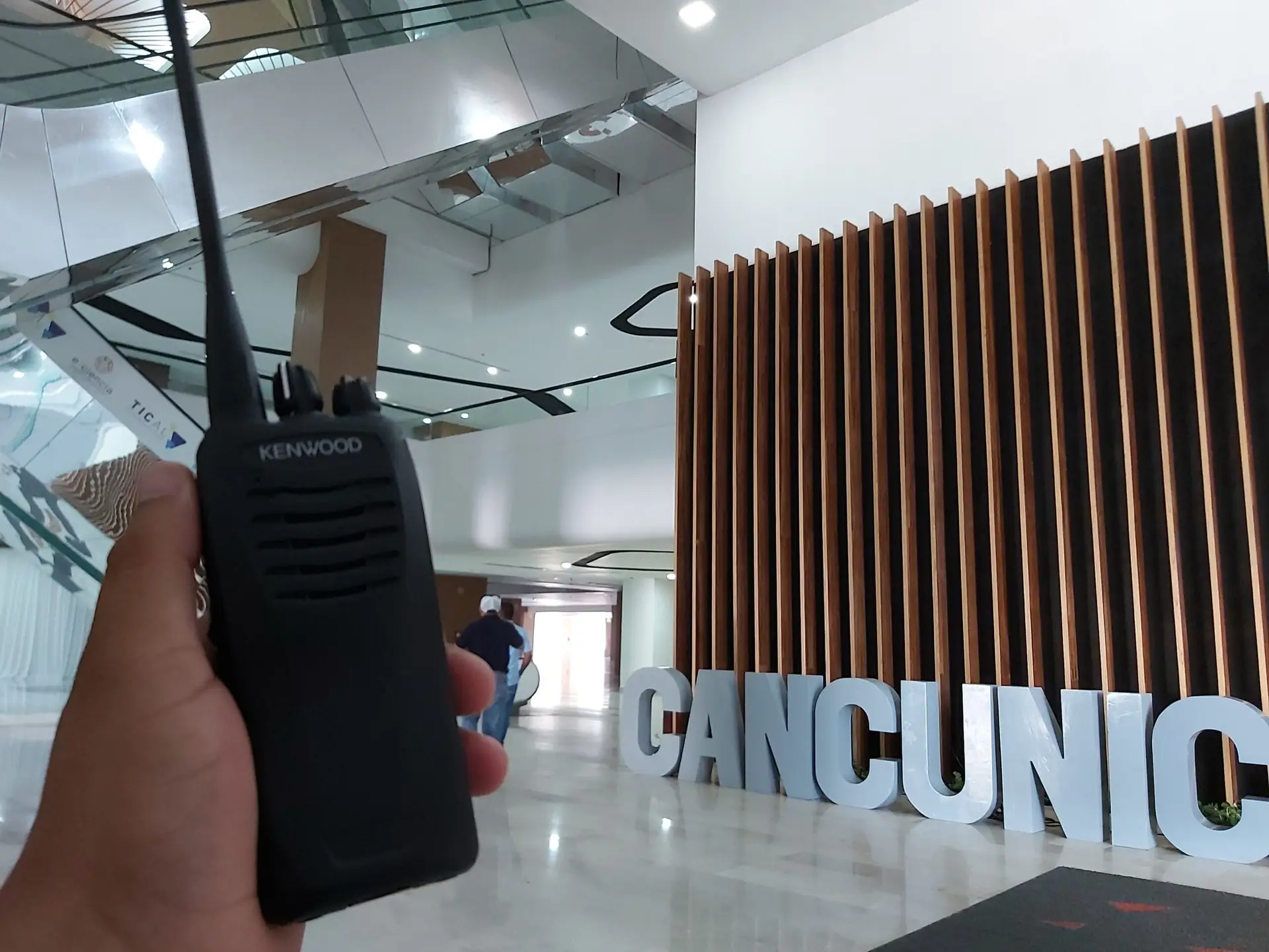 RADIO PORTATIL KENWOOD UHF TECNOCUN